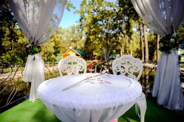 Smukke bryllup dekorationer til ceremonien udenfor i solrigt vejr - Stock-foto