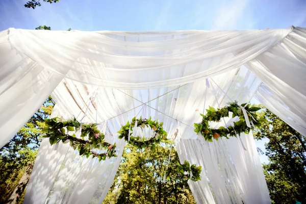 Hermoso arco de boda para la ceremonia en el jardín en tiempo soleado . — Foto de Stock