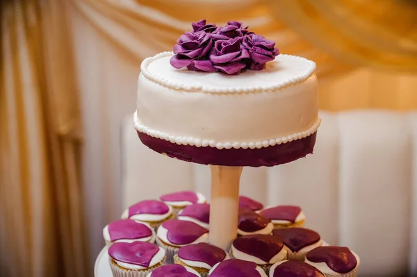 Torta nuziale su uno stand. Preparativi di nozze. Attributi di nozze — Foto Stock