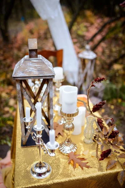 Svatební dekorace v podzimním lese. Krásné svatební obřad v podzimním lese. Svatební Design prvků. — Stock fotografie