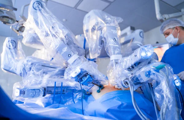 Χειρουργείο στο νοσοκομείο με εξοπλισμό ρομποτικής τεχνολογίας, χειρουργός οπλοπολυβόλου στο φουτουριστικό χειρουργείο. Ελάχιστη επεμβατική χειρουργική καινοτομία, ιατρική επέμβαση ρομπότ. ενδοσκόπηση — Φωτογραφία Αρχείου