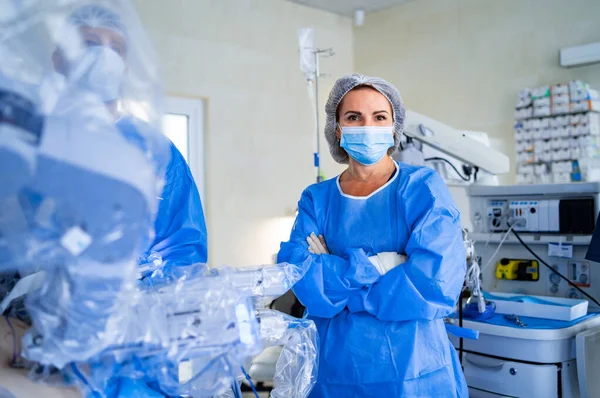 Сучасна операційна кімната з передовим обладнанням, спеціальними медичними приладами, інтер'єром лікарняної кімнати . — стокове фото