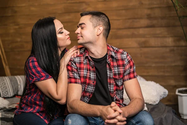 Pareja enamorada. Feliz pareja joven enamorada disfrutando de su momento romántico. Hermosa pareja enamorada mirándose unos a otros. Concepto de historia de amor — Foto de Stock