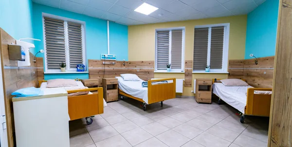 配备现代化、舒适的病房，供病人使用 — 图库照片