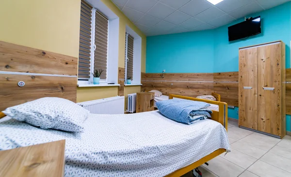 Σύγχρονο και άνετο εξοπλισμένο δωμάτιο νοσοκομείου με άδεια κρεβάτια, εξοπλισμένο για ανάρρωση μετά τη θεραπεία — Φωτογραφία Αρχείου