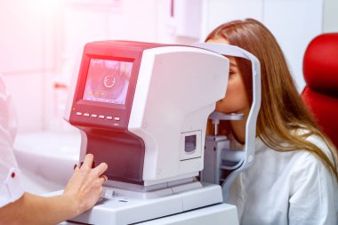 Gelecekte, genç kızın bir klinikte görme kontrol. Göz hastalıkları. Gelecekteki tıp ve sağlık kavramı. Vizyon kontrol etmek için sanal lazer.