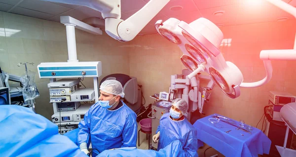 Хирургическая бригада, работающая в операционном театре. Успех хирургического вмешательства — стоковое фото
