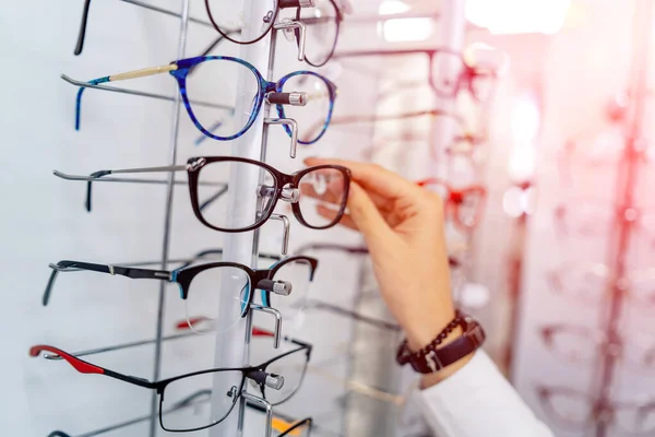 Primeros planos de las gafas. Mujer en gafas. Elegir gafas. Cliente. — Foto de Stock