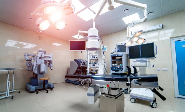 Moderne Ausstattung im Operationssaal. Medizinische Geräte für Neurologie — Stockfoto