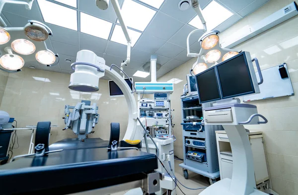 Orvosi eszközök, belső kórház tervezési koncepció. A műtő belseje a modern klinikán, képernyő tesztekkel. közelkép — Stock Fotó