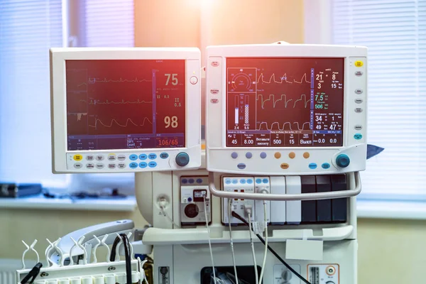 Zwei Bildschirme im Operationssaal. Medizinische Geräte, Krankenhaus im Inneren — Stockfoto