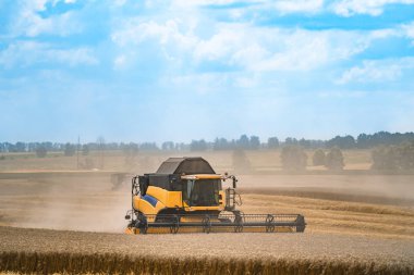 Hasat makinesini sahada çalıştırın. Hasat makinesini birleştirin. Har
