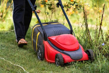 Lawn Mover iş başında. Çim biçme makinesi çimenleri kesti.