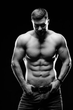 Atletik kaslı sakallı bir adamın portresi.