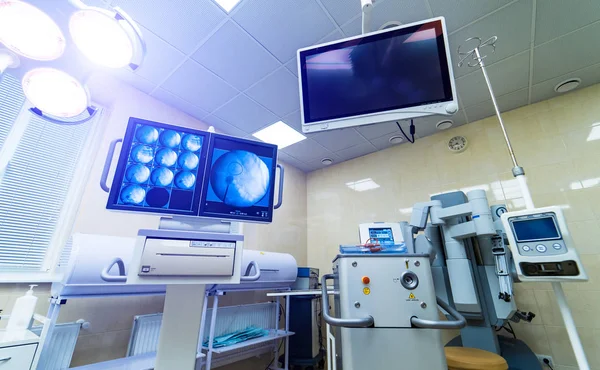 Dispositivos médicos, conceito de design de hospital interior. Interior da sala de cirurgia na clínica moderna, tela com testes de close-up — Fotografia de Stock