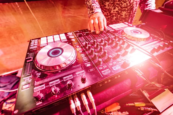 DJ Music club nocturno, equipo de DJ - Reproductores de CD y una consola de DJ —  Fotos de Stock