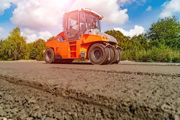 Compattatore o rullo vibrante pesante ai lavori di pavimentazione in asfalto. Riparazione stradale e concetto di costruzione . — Foto Stock