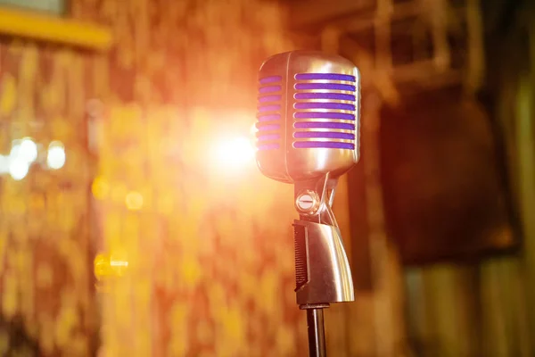 Microfoon in concertzaal of vergaderzaal op een donkere achtergrond — Stockfoto