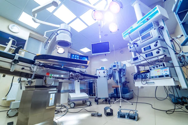 Modern operating room with advanced equipment, special medical devices, hospital room interior. — Stock Photo, Image