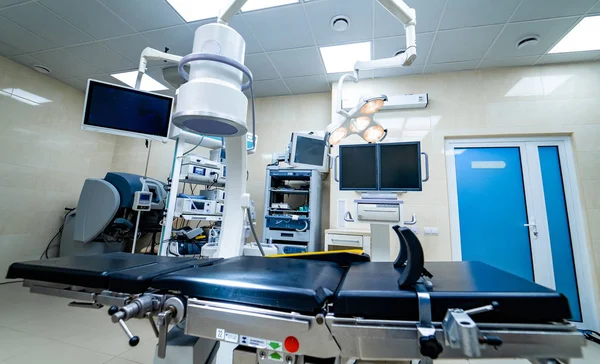 Ustalam ujęcie zaawansowanej technologicznie sali operacyjnej bez ludzi, gotowej do operacji. Teatr operacyjny ze sprzętem roboczym, oświetleniem i komputerami gotowymi dla chirurgów. — Zdjęcie stockowe