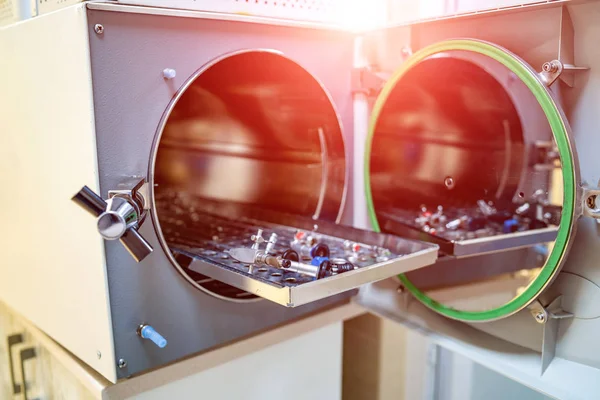 Esterilizador de vapor autoclave con la puerta abierta en un laboratorio médico o clínica — Foto de Stock