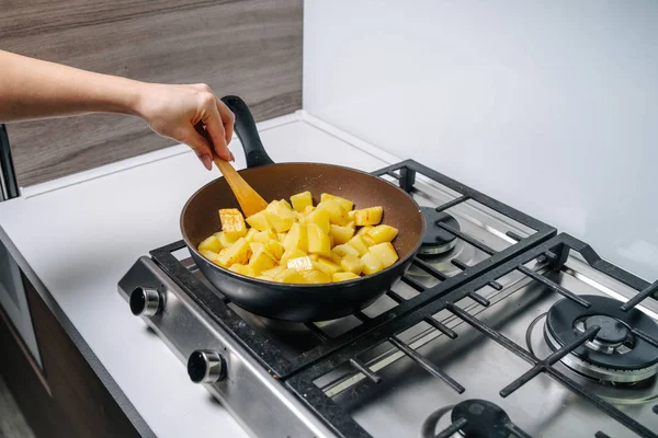 Batatas fritas em casa em uma frigideira — Fotografia de Stock