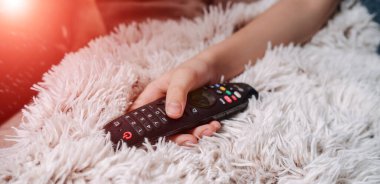 TV izlemek ve uzaktan kumanda kullanmak