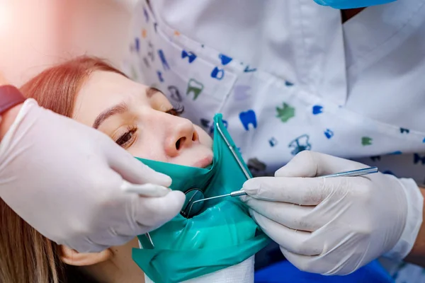 Die Frau an der Rezeption beim Zahnarzt. Zahnpflege. — Stockfoto
