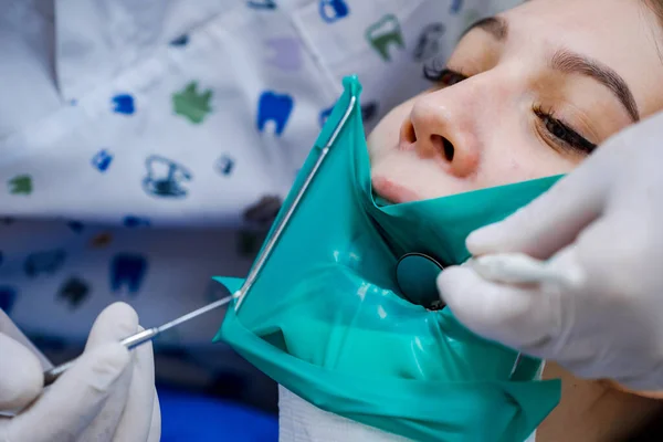 Nahaufnahme Frau bekommt eine Zahnbehandlung. Stomatologie und Gesundheitskonzept. — Stockfoto