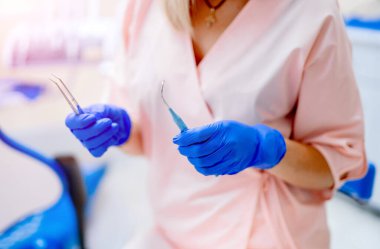 Kadın dişçi modern stomatoloji kliniğinde çalışıyor. Sağlıklı diş konsepti.