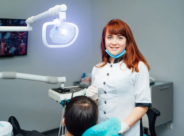 U dentysty. Kobieta dentysty w akcji — Zdjęcie stockowe