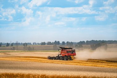 Hasat makinesini sahada çalıştırın. Hasat makinesini birleştirin. Har