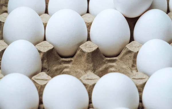 Le uova di pollo fresche sono fresche in un pacchetto di cartone fatto di carta straccia riciclata. Posto di ricambio in fiocco di cartone con uova. Primo piano . — Foto Stock