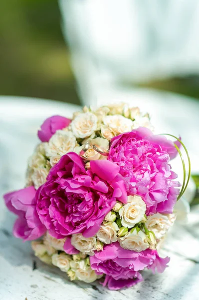Beautiful modern wedding bouquet on white blurred background. Closeup — Stock Photo, Image