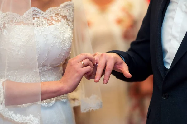 Mempelai wanita meletakkan cincin kawin di jari pengantin pria. Hari pernikahan. Penutup — Stok Foto