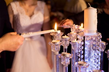 Düğün gelini ve damat çifti düğün töreninde mum yaktı. Aşkın sembolü olarak mum alevi. Düğün konsepti