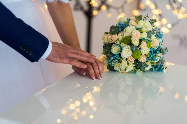 Imagen del hombre y la mujer sosteniendo las manos sobre el fondo de flores de boda. Concepto de matrimonio . — Foto de Stock