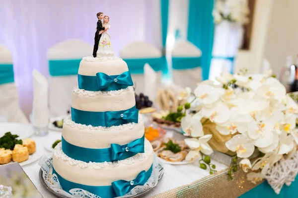 Svatební dort a luxusní prostírání stolu v bílých a modrých barvách. Svatební koncept — Stock fotografie