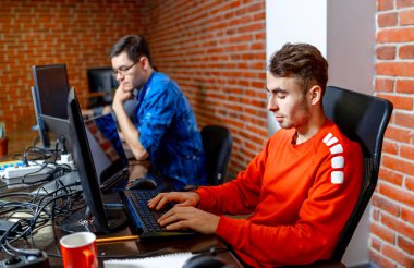 Projede çalışan ve şirket içinde programlama yazılım mühendisleri. Web sitesi tasarımı. Beyin fırtınası kavramı.