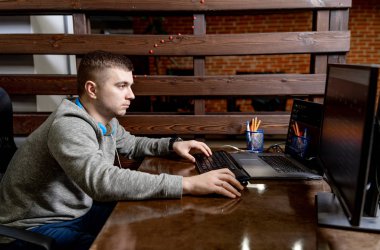 Program Geliştirme kavramı. Genç adam bilgisayar ile çalışma.