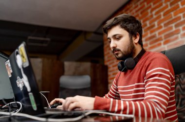 Bir yazılım geliştirme ve kodlama teknolojisinde çalışan programcı. Web sitesi tasarımı. Teknoloji konsepti.