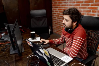 Program Geliştirme kavramı. Genç adam bilgisayar ile çalışma.