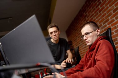 Yeni proje üzerinde çalışan yazılım geliştiricileri. IT şirketinin ofisi. Programlama.