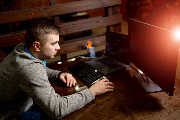 深刻な若者は、PC画面上の問題に集中しました.スマートプログラマは、屋内It社で懸命に働いています. — ストック写真