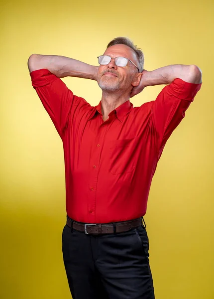 Bonito Homem Idoso Meia Idade Vestindo Uma Camisa Vermelha Sobre — Fotografia de Stock