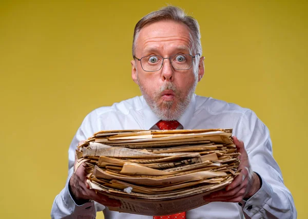 Stapel Von Dokumenten Händen Ein Älterer Mann Hält Stapelweise Dokumente — Stockfoto