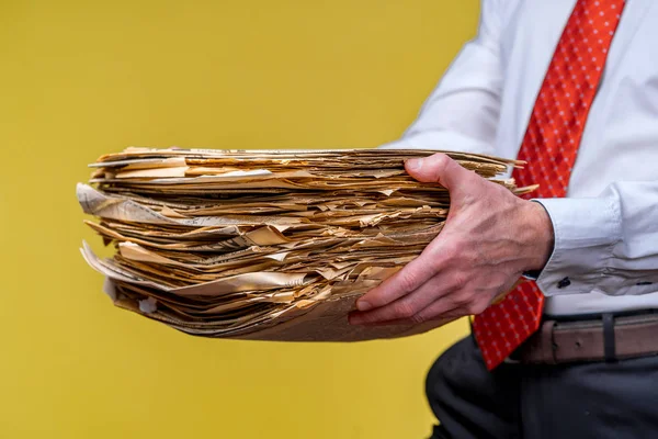 Gerente Corbata Roja Dando Gran Pila Documentos Sobre Fondo Amarillo — Foto de Stock