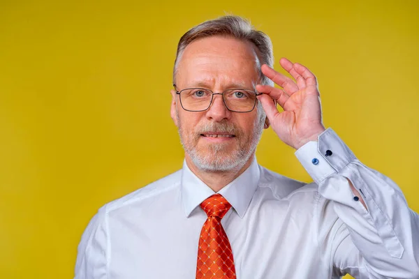 Portrait Vieil Homme Souriant Regardant Caméra Studio Fond Jaune — Photo