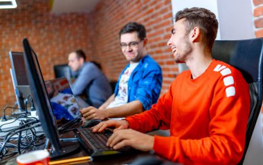 Projede çalışan ve şirket içinde programlama yazılım mühendisleri. Web sitesi tasarımı. Beyin fırtınası kavramı.