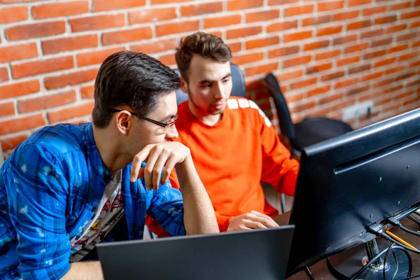 Projede çalışan ve şirket içinde programlama yazılım mühendisleri. Web sitesi tasarımı. Beyin fırtınası kavramı.